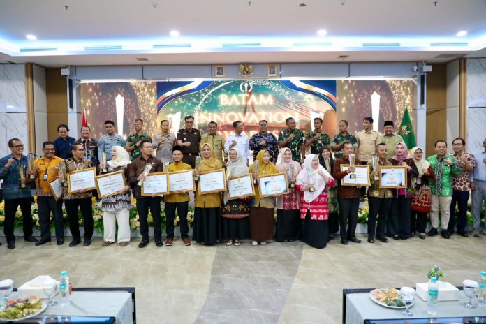 Wali Kota Batam, Amsakar Achmad, bersama Forkopimda Batam dan pemenang BIA 2026 usai penyerahan piala dan piagam di Auditorium Politeknik Negeri Batam, Kamis (10/9/2026). HUMAS DISKOMINFO BATAM