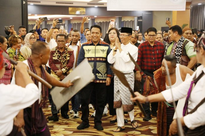 Wali Kota Batam, Amsakar Achmad, disambut tarian khas NTT saat menghadiri Mubes PK NTT Kota Batam di Golden View Hotel, Sabtu (12/9/2026). HUMAS DISKOMINFO BATAM