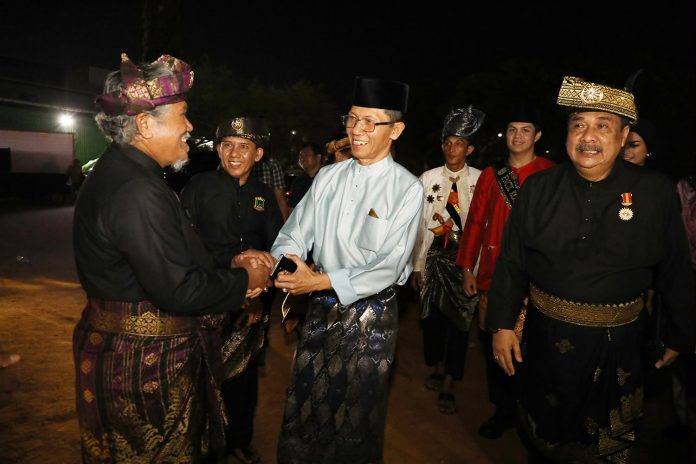 Wali Kota Batam, Amsakar Achmad, menghadiri penutupan Sembang Budaye LAM enam kecamatan wilayah timur di Lapangan Bola Legenda Malaka, Batam Kota, Minggu (13/9/2026) malam. HUMAS DISKOMINFO BATAM