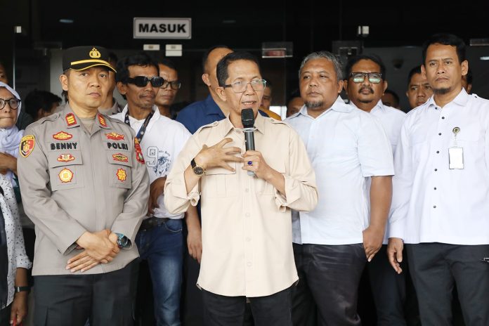 Wali Kota Batam, Amsakar Achmad, menemui pekerja di depan Kantor Wali Kota Batam, Rabu (16/9/2026). HUMAS DISKOMINFO BATAM