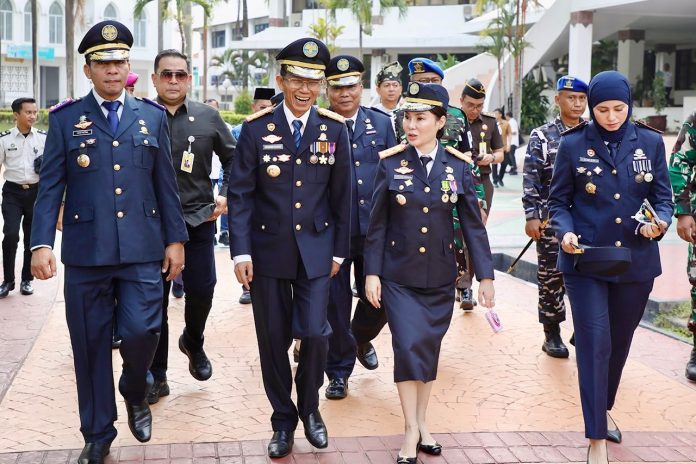 Wali Kota Batam, Amsakar Achmad, bersama Wakil Wali Kota Batam, Li Claudia Chandra, menghadiri Upacara Peringatan Harhubnas Tingkat Kota Batam 2026 di Dataran Engku Putri, Batam Centre, Senin (21/9/2026). HUMAS DISKOMINFO BATAM