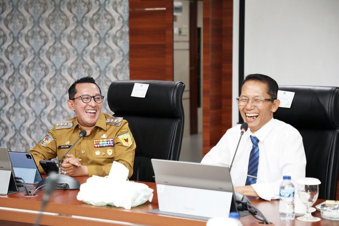 Wali Kota Batam, Amsakar Achmad, bersama Bupati Tanah Datar, Eka Putra, saat bertemu di Kantor Wali Kota, Senin (21/9/2026). HUMAS DISKOMINFO BATAM