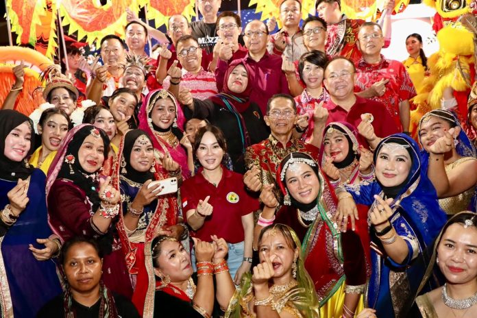 Wali Kota Batam, Amsakar Achmad, bersama Wakil Wali Kota Batam, Li Claudia Chandra, bersama sejumlah komunitas saat menghadiri Mooncake Festival Kota Batam di Kompleks Bumi Indah, Lubukbaja, Minggu (27/9/2026) malam. HUMAS DISKOMINFO BATAM