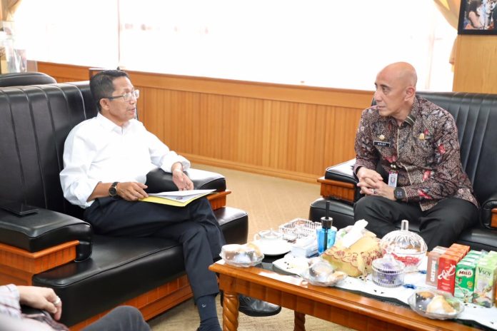 Wali Kota Batam, Amsakar Achmad, berbincang dengan Wakil Rektor IPDN Bidang Administrasi, Arief M. Edie, di Kantor Wali Kota Batam, Senin (5/10/2026). HUMAS DISKOMINFO BATAM / DHEO ANANDA PUTRA