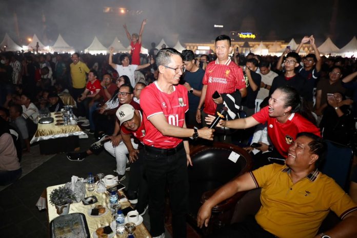 Wali Kota Batam, Amsakar Achmad, nobar Final FIFA ASEAN Cup 2026 bersama ribuan warga di Dataran Engku Putri, Batam Centre, Senin (5/10/2026). HUMAS DISKOMINFO BATAM / DHEO ANANDA PUTRA