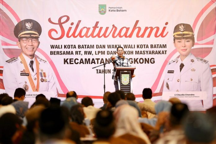 Wali Kota Batam, Amsakar Achmad, menyampaikan sambutan saat silaturahmi bersama RT, RW, LPM se-Kecamatan Bengkong di Golden Prawn, Selasa (6/10/2026). HUMAS DISKOMINFO BATAM