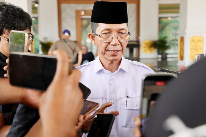 Wali Kota Batam, Amsakar Achmad, memberi keterangan kepada awak media usai sidang paripurna di DPRD Kota Batam, Rabu (7/10/2026). HUMAS DISKOMINFO BATAM