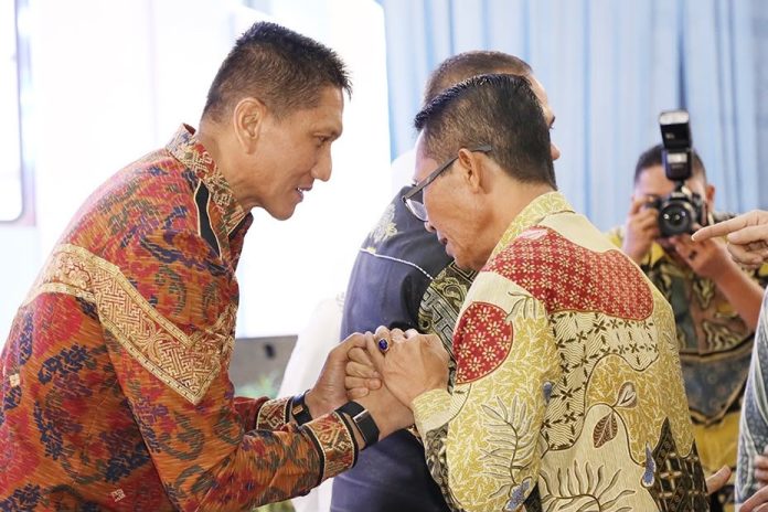 Wali Kota Batam, Amsakar Achmad, menyalami dan berbincang dengan Kapolda Kepri, Irjen Pol Suhendri saat pisah sambut di Hotel Radisson, Batam, Jumat (9/10/2026) malam. HUMAS DISKOMINFO BATAM