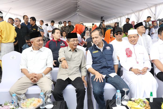Wali Kota Batam, Amsakar Achmad, berbincang dengan Menteri Transmigrasi, Muhammad Iftitah Sulaiman, saat menghadiri Festival Transmigrasi 2026 dan Doa untuk Negeri bersama KH Das’ad Latif, Ph.D., di SP 1 Tanjung Banon, Rempang Eco City, Sabtu (10/10/2026). HUMAS DISKOMINFO BATAM