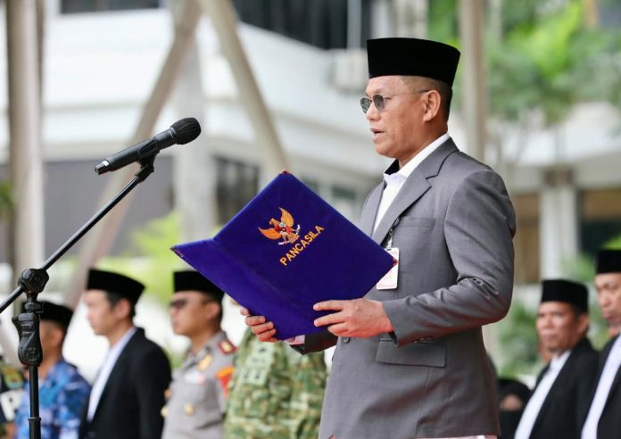 Sekda Batam, Firmansyah, saat menjadi inspektur upacara HSN 2026 di Dataran Engku Putri Batamcentre, Kamis (22/10/2026). HUMAS DISKOMINFO BATAM / ADE RAHMATULLAH