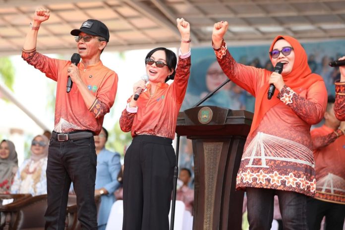 Wali Kota Batam, Amsakar Achmad, bersama Wakil Wali Kota Batam, Li Claudia Chandra, dan Ketua TP-PKK Batam, Erlita Amsakar, saat menghadiri Jambore PKK tahun lalu. Dok HUMAS DISKOMINFO BATAM
